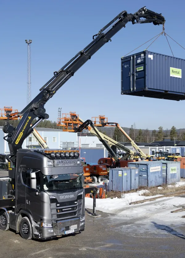 Jämtfasads kranbil utför lyftarbete på arbetsplats