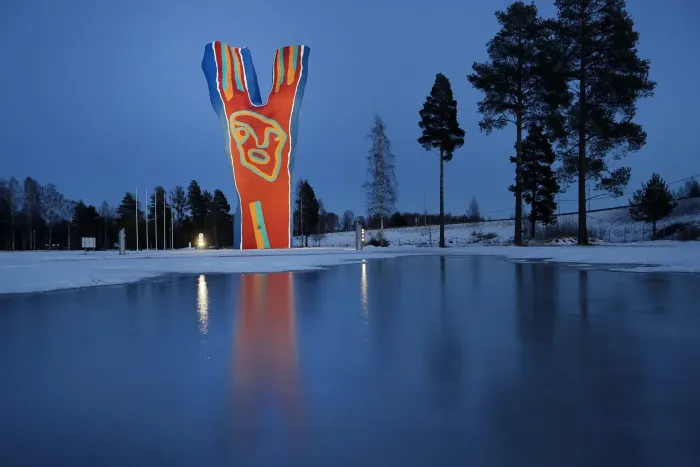 Bengt Lindströms monumentalkonstverk Y:et vid Midlanda flygplats