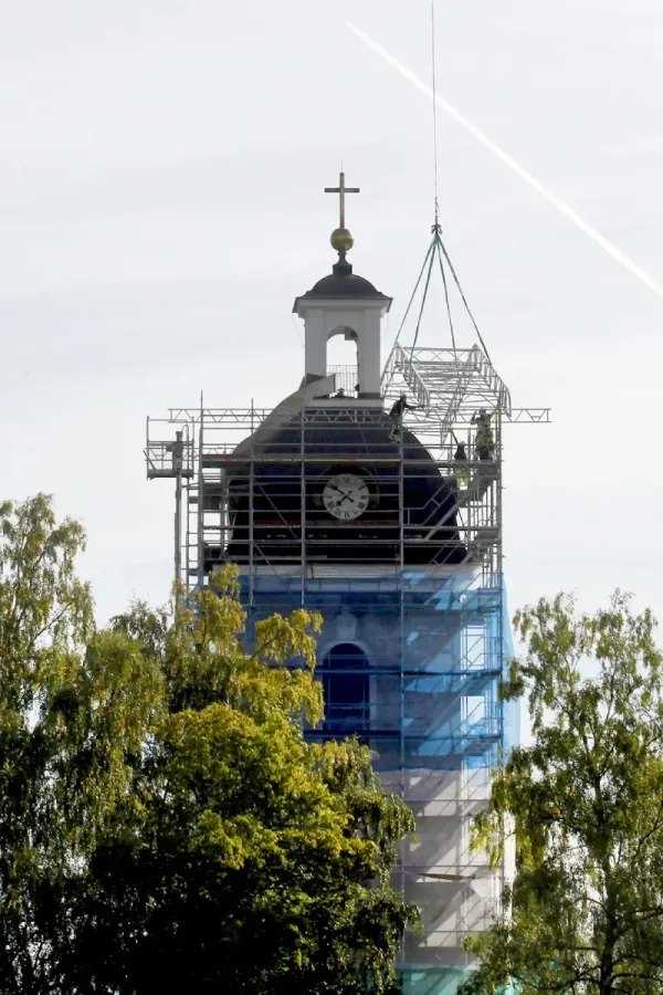 Byggställning monterad runt kyrktorn